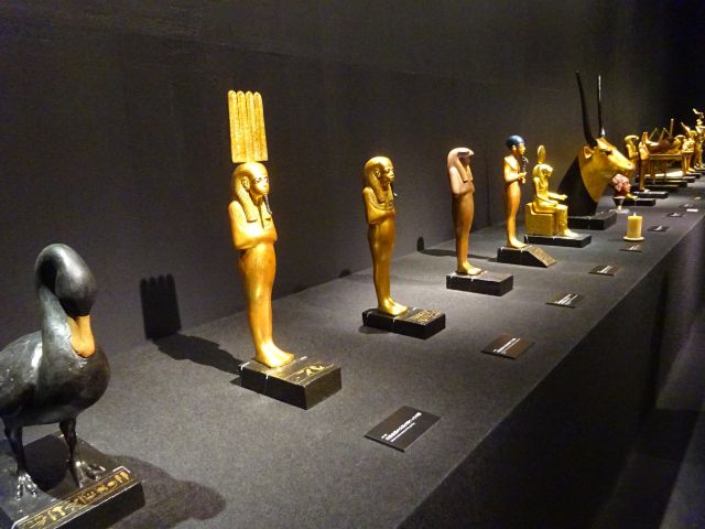 横浜みなとみらい・ツタンカーメンミュージアム「MYSTERY OF TUTANKHAMEN」の展示品（古代エジプトの神々の像）
