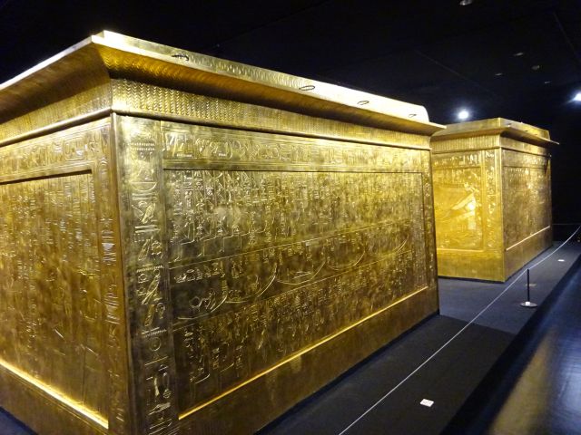 横浜みなとみらい・ツタンカーメンミュージアム「MYSTERY OF TUTANKHAMEN」の展示品（黄金の棺）