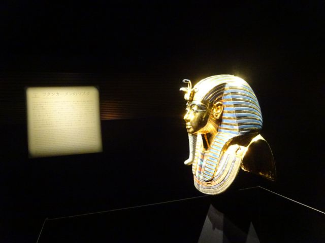 横浜みなとみらい・ツタンカーメンミュージアム「MYSTERY OF TUTANKHAMEN」の展示品（ツタンカーメンの黄金マスク）