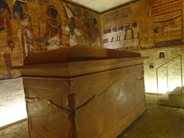 横浜みなとみらい・ツタンカーメンミュージアム「MYSTERY OF TUTANKHAMEN」のツタンカーメンの王墓のフロアにある棺