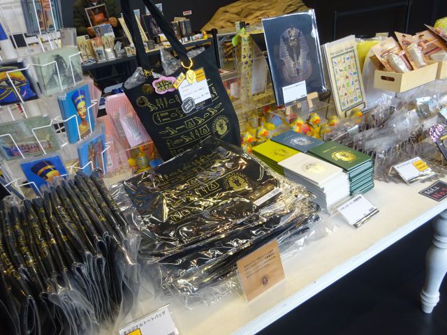 横浜みなとみらい・ツタンカーメンミュージアム「MYSTERY OF TUTANKHAMEN」のミュージアムショップの人気グッズが置かれた棚