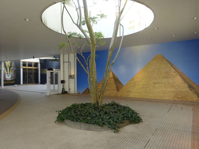 横浜みなとみらい・ツタンカーメンミュージアム「MYSTERY OF TUTANKHAMEN」エントランスを入ったところにあるピラミッドの風景・奥にミュージアムが見える