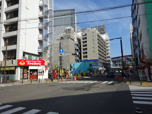 横浜BUNTAI前から見た「ファイヤーバーグ関内店」の外観と遠方に見える横浜スタジアム