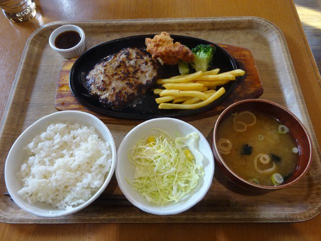 横浜「ファイヤーバーグ関内店」で注文した人気定食No.1「札幌ザンギとハンバーグ」