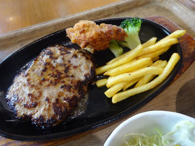 横浜「ファイヤーバーグ関内店」で注文した人気定食No.1「札幌ザンギとハンバーグ」のメインの鉄皿アップ