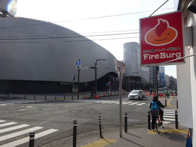 横浜「ファイヤーバーグ関内店」の看板とお店前から見える「横浜BUNTAI」