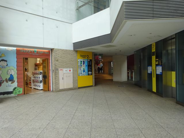 「スヌーピータウンショップ横浜みなとみらい店」の外観とショップ前にあるエレベーター