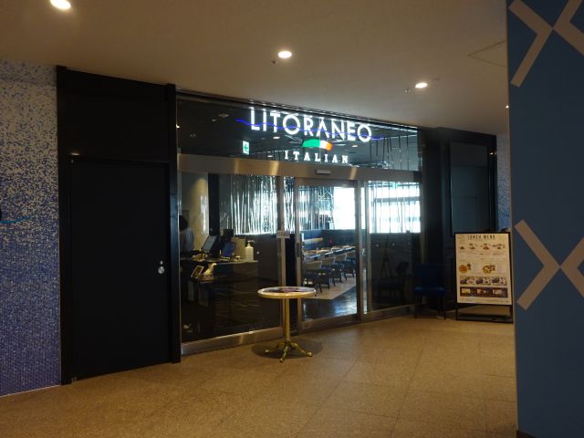 横浜市役所ラクシスフロントのイタリアンレストラン「LITORANEO（リトラーネオ）」の外観