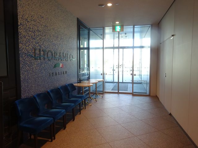 横浜市役所ラクシスフロントのイタリアンレストラン「LITORANEO（リトラーネオ）」順番待つときの椅子と外デッキへの出入口の様子