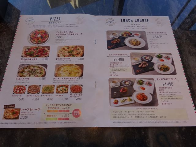 横浜市役所ラクシスフロントのイタリアンレストラン「LITORANEO（リトラーネオ）」のピザメニューとランチコースのメニュー