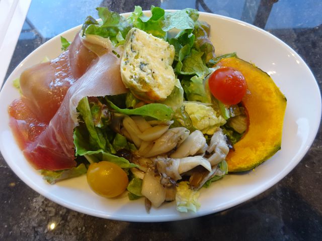 横浜市役所ラクシスフロントのイタリアンレストラン「LITORANEO（リトラーネオ）」で注文したパスタランチの前菜