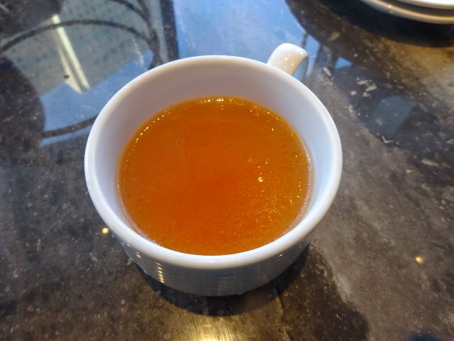 横浜市役所ラクシスフロントのイタリアンレストラン「LITORANEO（リトラーネオ）」で注文したパスタランチのスープ