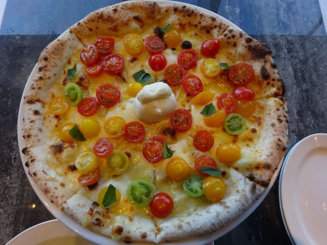 横浜市役所ラクシスフロントのイタリアンレストラン「LITORANEO（リトラーネオ）」で注文したピザ「ブラータチーズとカラフルトマトのマルゲリータ」