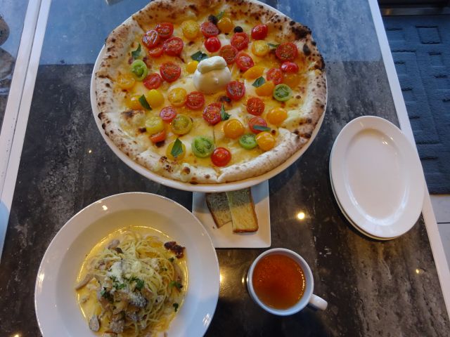 横浜市役所ラクシスフロントのイタリアンレストラン「LITORANEO（リトラーネオ）」で注文したピザとパスタが並んでいるところ