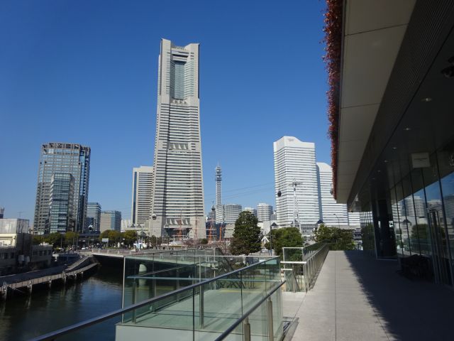 横浜市役所ラクシスフロントのイタリアンレストラン「LITORANEO（リトラーネオ）」の外デッキから見える大岡川とみなとみらいのランドマークタワー