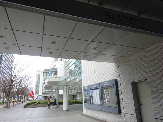 みなとみらい線「みなとみらい駅」前にあるタクシー乗り場(けやき通り5a出口と駅前タクシー乗り場の場所に赤い矢印をつけている)