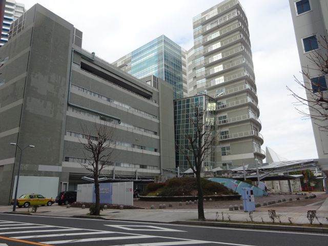 「けいゆう病院」前の歩道から見える病院に並ぶタクシーの様子