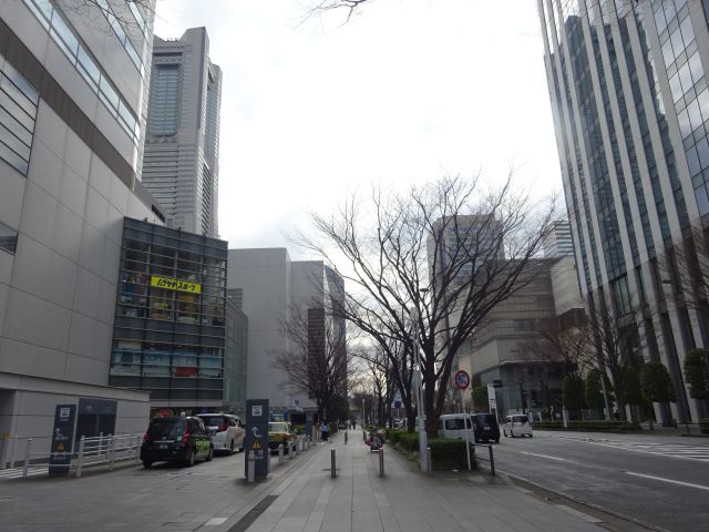 みなとみらい線「みなとみらい駅」前にあるタクシー乗り場と周辺の様子（タクシー乗り場にはタクシーが停車している）