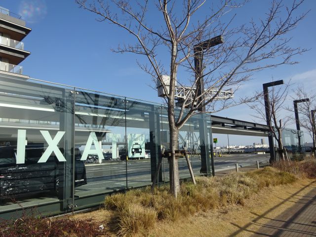 横浜ハンマーヘッドのタクシー乗り場と周辺の様子（ハンマーヘッドクレーンが見える）