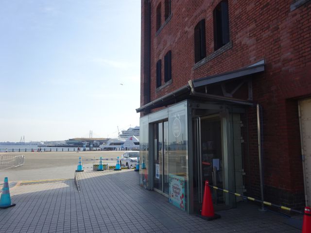 みなとみらい「UNI COFFEE ROASTERY横浜赤レンガ倉庫店」がある横浜赤レンガ倉庫1号館入口（海側）の様子