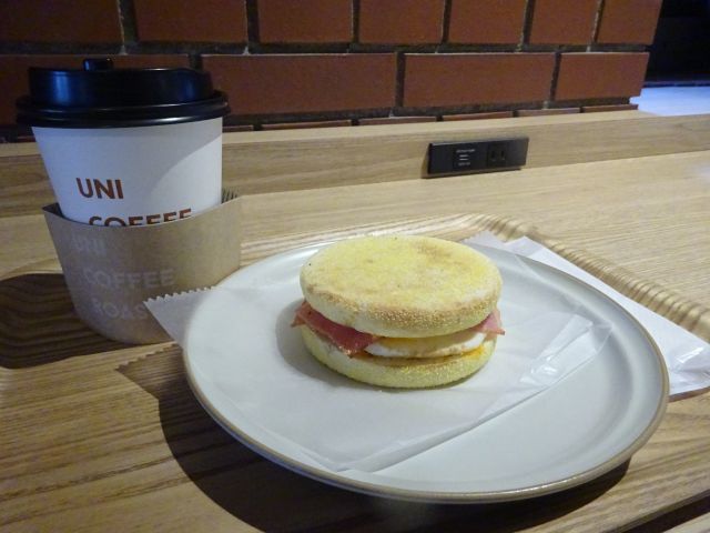 みなとみらい「UNI COFFEE ROASTERY横浜赤レンガ倉庫店」で注文したモーニング（ベーコンエッグマフィン＆ドリンクセットのカフェラテ）
