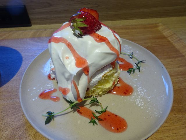 みなとみらい「UNI COFFEE ROASTERY横浜赤レンガ倉庫店」で注文した、とろける生ショートケーキのアップ