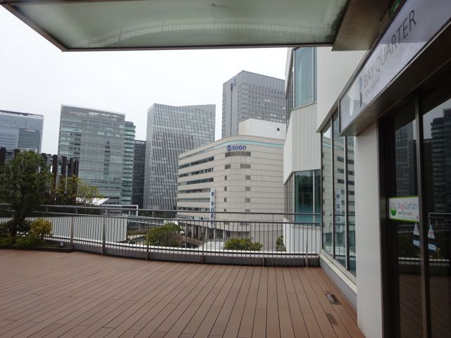 横浜ベイクォーター屋上「ベイガーデン」西エレベーター側の屋上出口と屋上からの景色