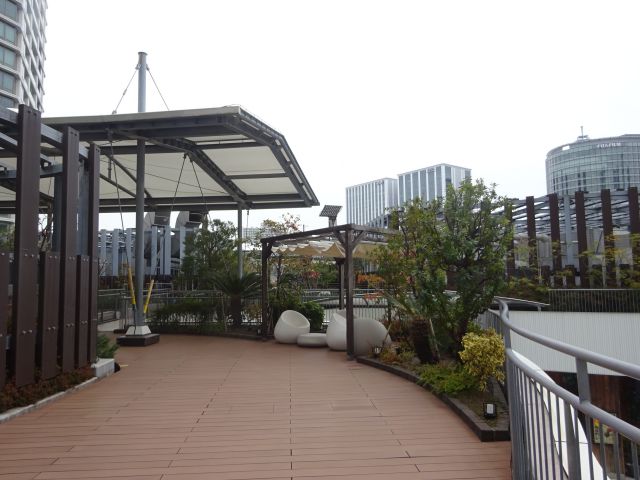 横浜ベイクォーター屋上「ベイガーデン」西エレベーター側の屋上に出たときの景色（椅子が見える）