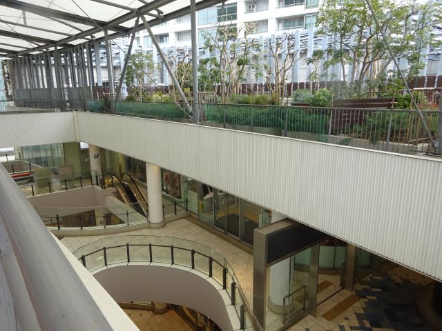 横浜ベイクォーター屋上「ベイガーデン」から見下ろした吹き抜け空間（下の階が見える）