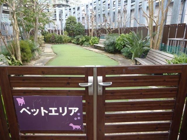 横浜ベイクォーター屋上「ベイガーデン」のペットエリアの様子