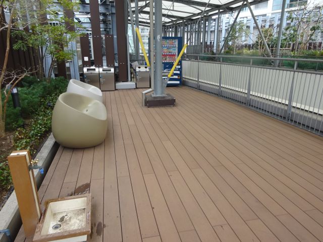横浜ベイクォーター屋上「ベイガーデン」自動販売機、ゴミ箱、椅子、水道があるエリア
