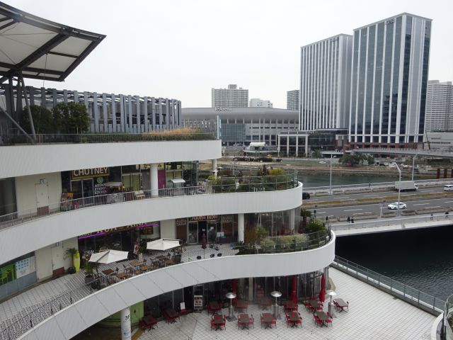 横浜ベイクォーター屋上「ベイガーデン」から眺めた景色（遠方にKアリーナが見える）