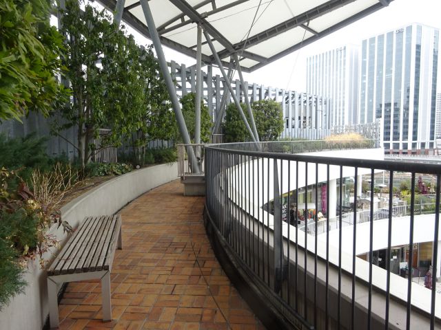 横浜ベイクォーター屋上「ベイガーデン」の展望エリアに置かれたベンチ