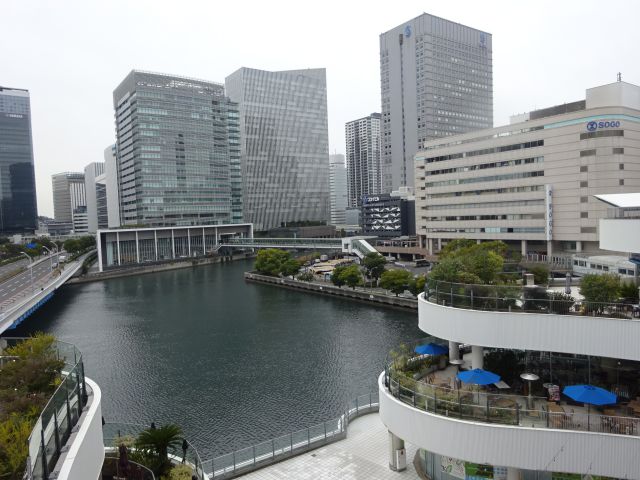 横浜ベイクォーター屋上「ベイガーデン」から眺めた景色（運河と横浜そごう、スカイビル、日産グローバル本社など）
