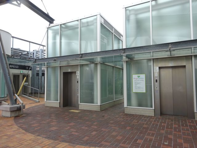 横浜ベイクォーター屋上「ベイガーデン」屋上にある東エレベーター