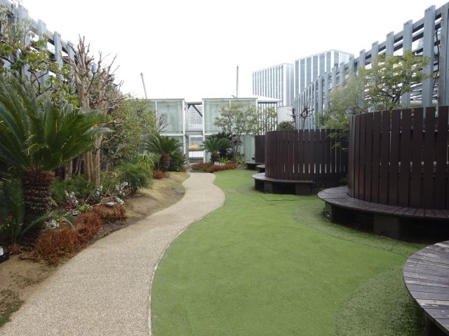 横浜ベイクォーター屋上「ベイガーデン」の芝生エリアとベンチが並んでいる様子
