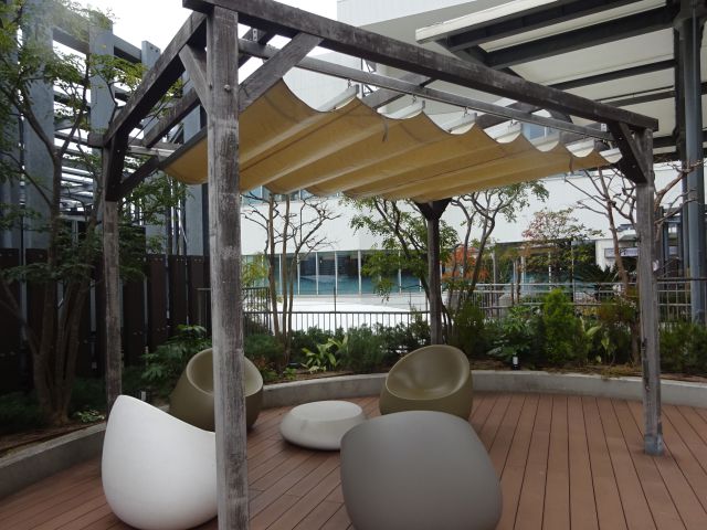 横浜ベイクォーター屋上「ベイガーデン」の休憩スポット（屋根の下に椅子が置かれた空間）