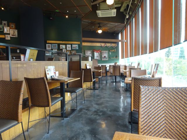 横浜ベイクォーター「アロハテーブル」店内の様子