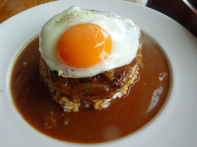 横浜ベイクォーター「アロハテーブル」で注文したセットの「プレミアム・ロコモコ」のアップ