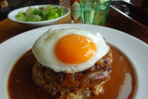 横浜ベイクォーター「アロハテーブル」で注文したセットの「プレミアム・ロコモコ」のアップ