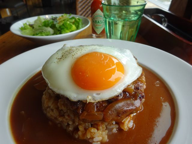 横浜ベイクォーター「アロハテーブル」で注文したセットの「プレミアム・ロコモコ」のアップ