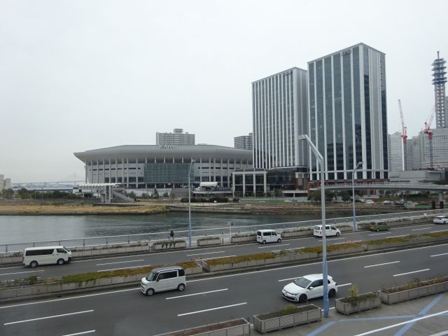 横浜ベイクォーター「アロハテーブル」の窓からの景色（みなとみらい方面のKアリーナが見える）