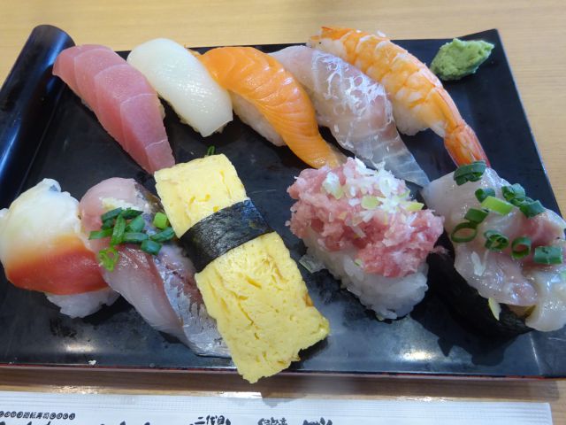 桜木町駅「二代目ぐるめ亭 CIAL桜木町店」平日ランチで注文した築地握りのアップ