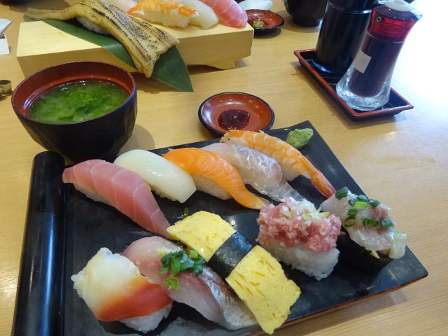 桜木町駅「二代目ぐるめ亭 CIAL桜木町店」平日ランチで注文した人気の築地握り