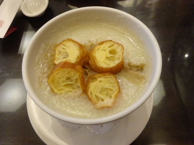 横浜中華街「萬珍樓點心舗」で注文した「牛モツ粥」