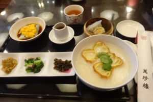 横浜中華街「萬珍樓點心舗」で注文した「白粥と彩り点心セット」