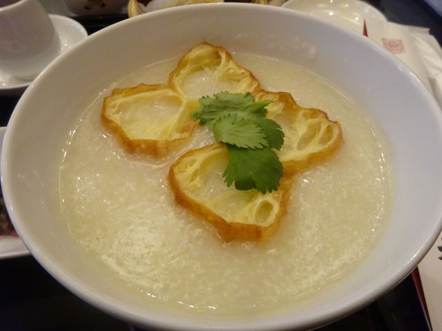 横浜中華街「萬珍樓點心舗」で注文した「白粥と彩り点心セット」の白粥