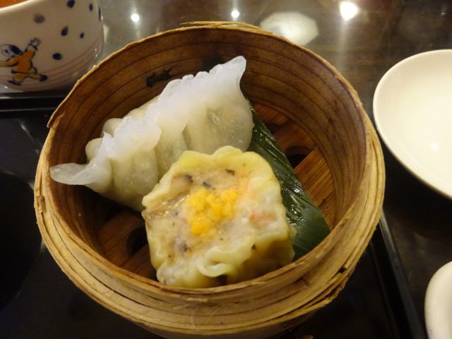 横浜中華街「萬珍樓點心舗」で注文した「白粥と彩り点心セット」の海老ニラ餃子と香港式海老焼売