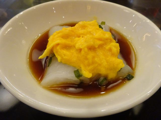 横浜中華街「萬珍樓點心舗」で注文した「白粥と彩り点心セット」のキシメン卵