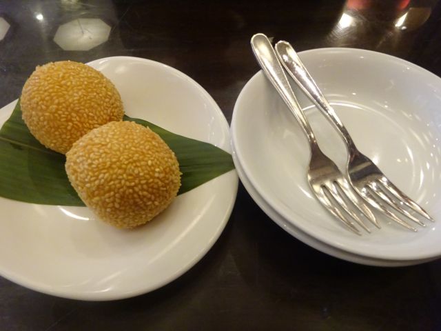 横浜中華街「萬珍樓點心舗」で注文した「ゴマ団子」